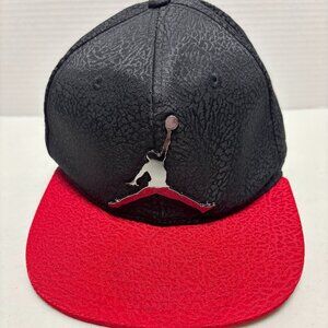 Youth Nike Air Jordan Boys Elephant Textured Black/Red Snapback Cap - 2033